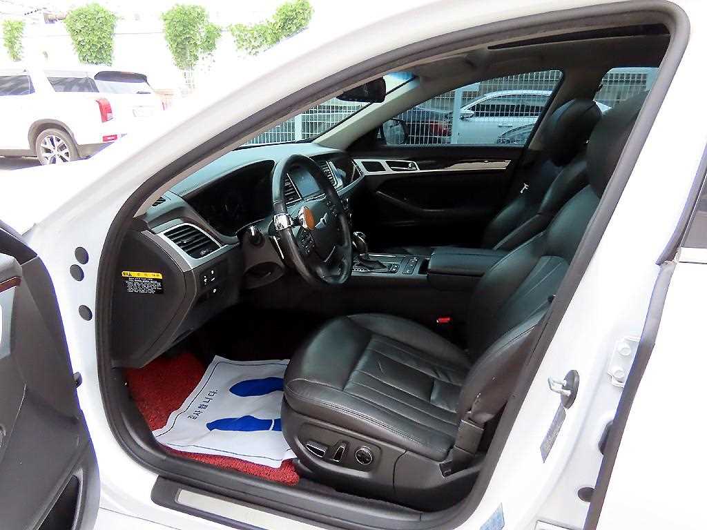 HYUNDAI Genesis - Vista 5