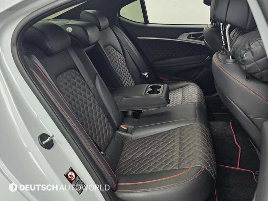 Genesis G70 - Vista 12