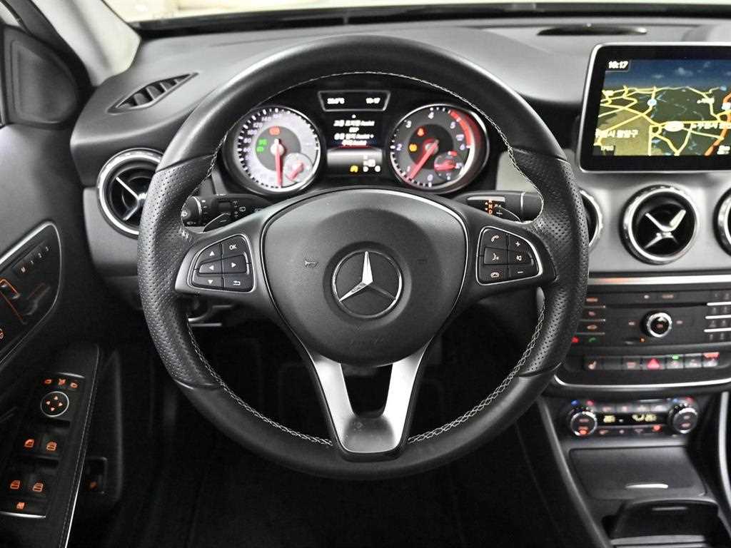 Mercedes Benz GLA Class - Vista 12