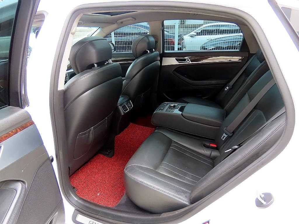 HYUNDAI Genesis - Vista 6