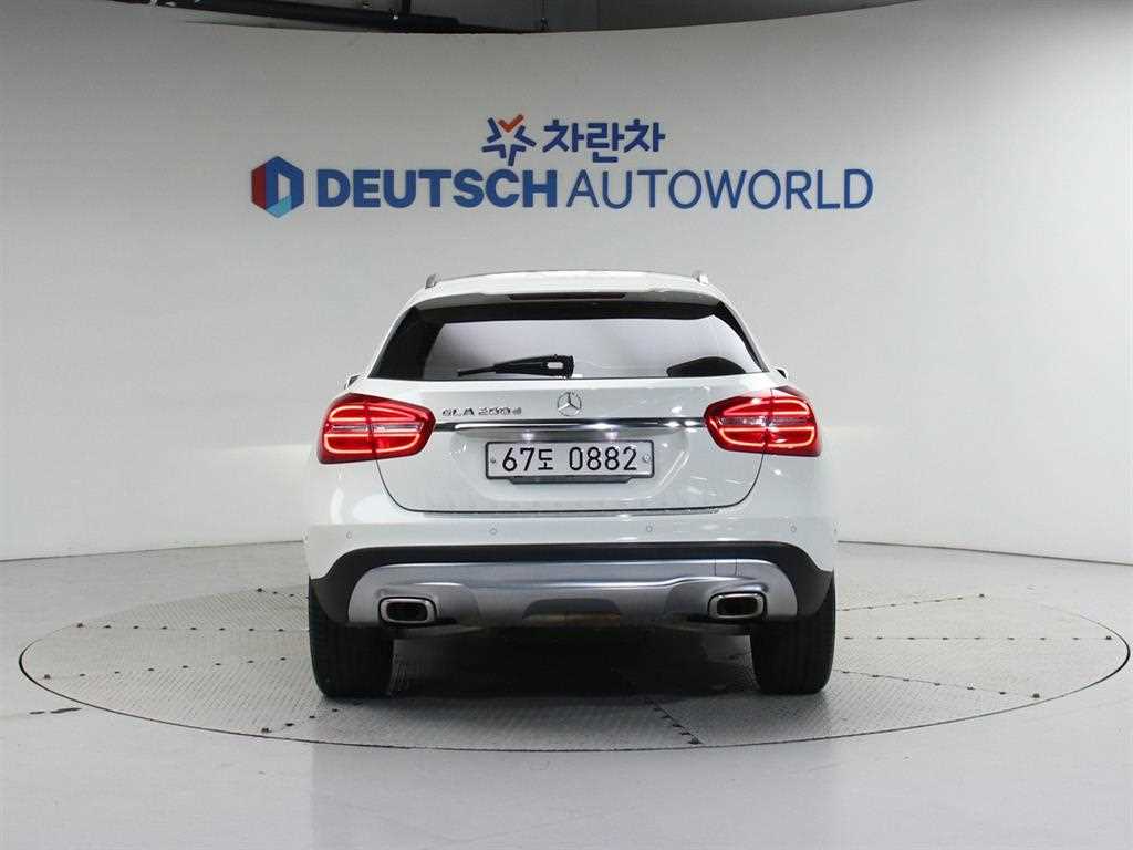 Mercedes Benz GLA Class - Vista 4