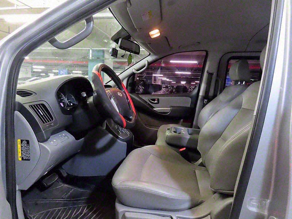 HYUNDAI Starex - Vista 6