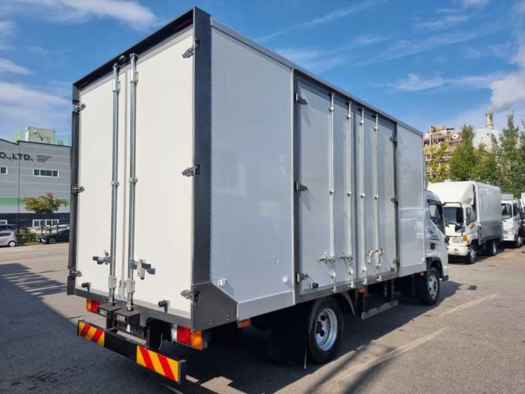 medium and large cargo truck - Vista 7