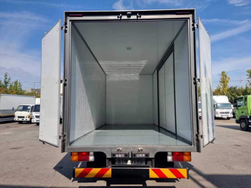 medium and large cargo truck - Vista 9