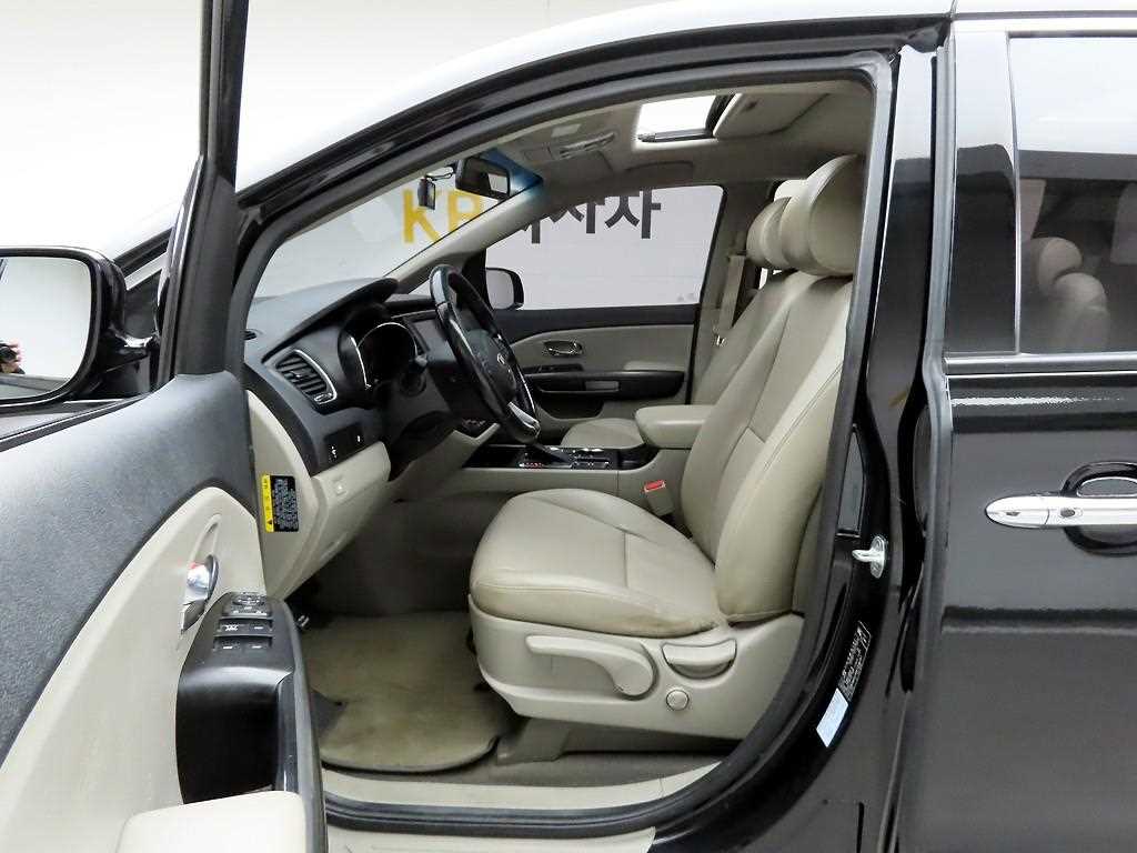 KIA Carnival - Vista 12