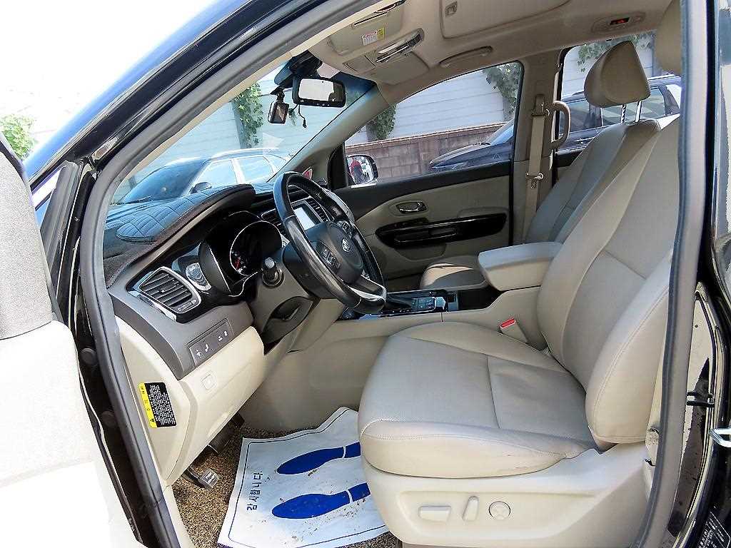 KIA Carnival - Vista 5