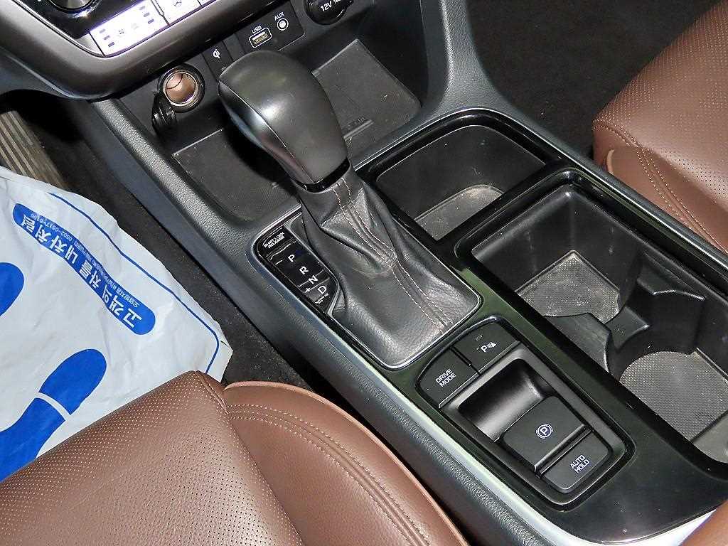 HYUNDAI Sonata - Vista 12