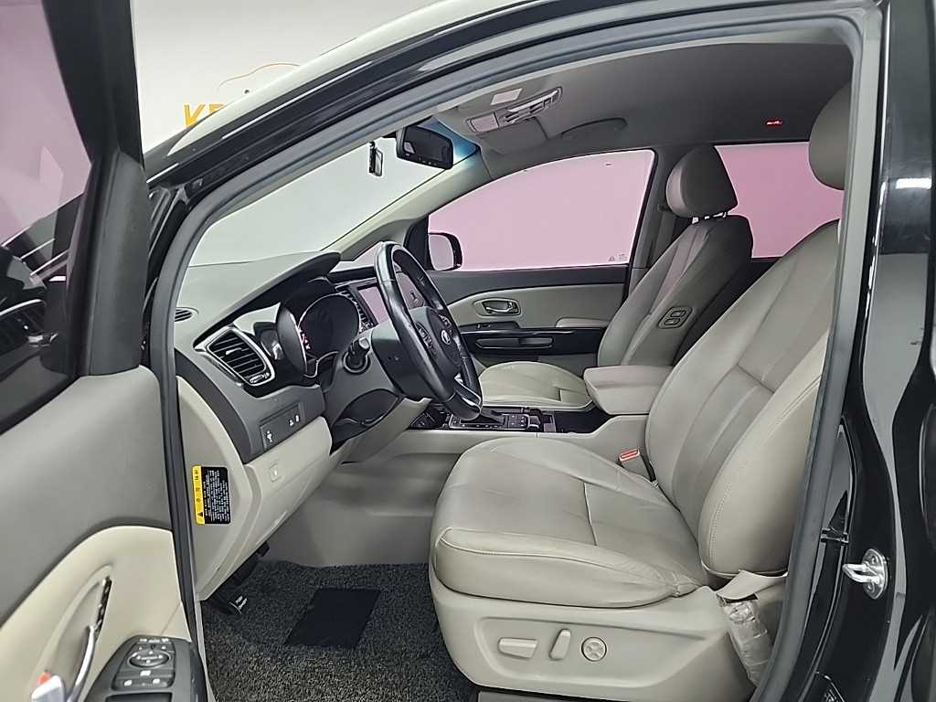 KIA Carnival - Vista 11