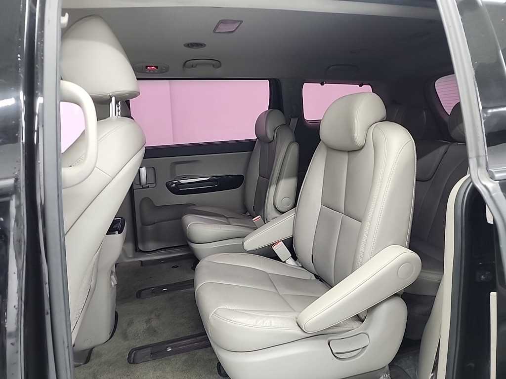 KIA Carnival - Vista 12