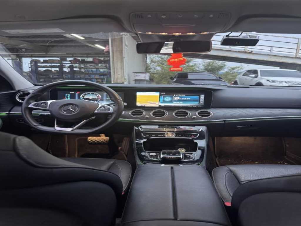 Mercedes Benz E class - Vista 7