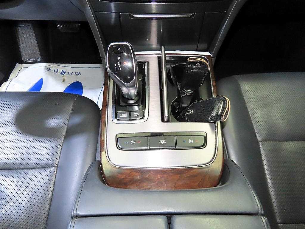 HYUNDAI Equus - Vista 12