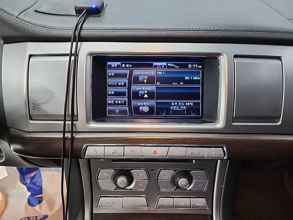 Jaguar XF - Vista 10