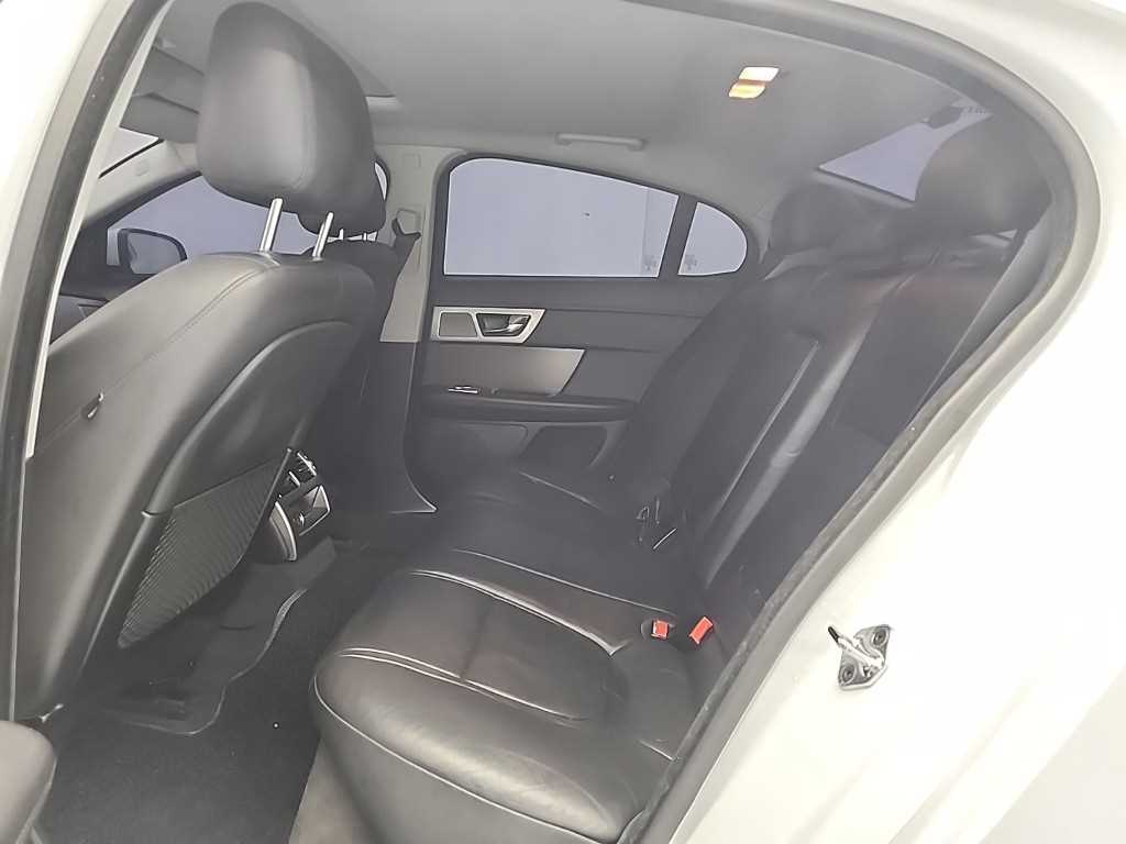 Jaguar XF - Vista 12