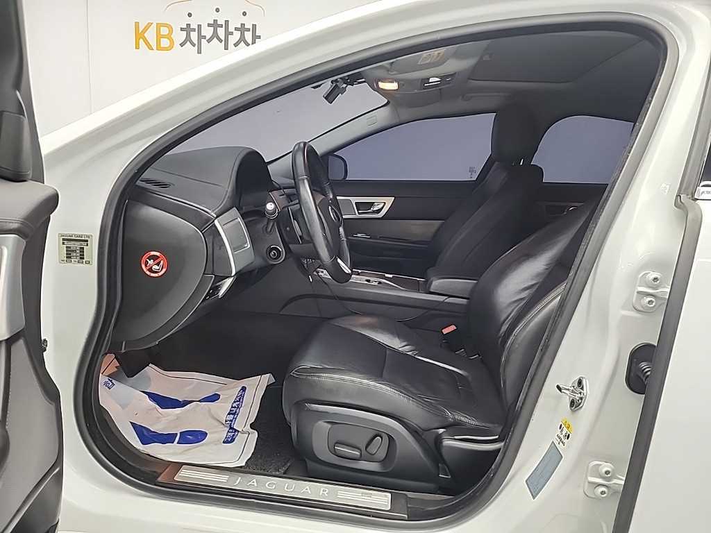 Jaguar XF - Vista 11