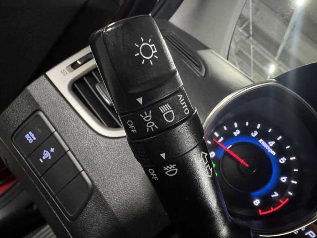 HYUNDAI Avante - Vista 10