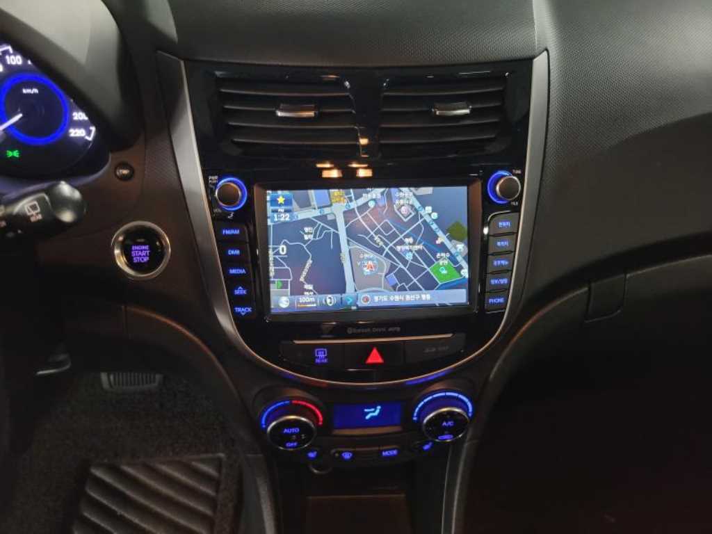 HYUNDAI Accent - Vista 7