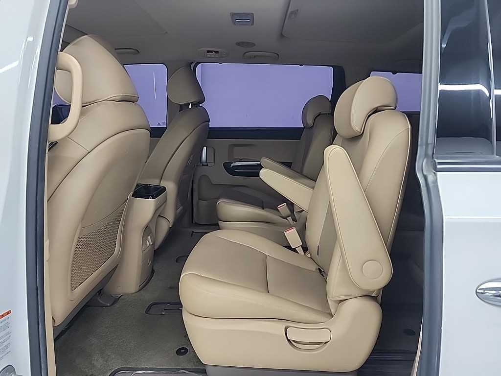 KIA Carnival - Vista 12