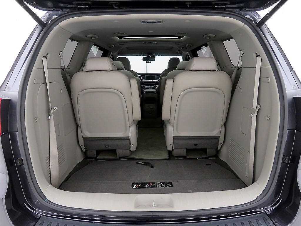 KIA Carnival - Vista 5