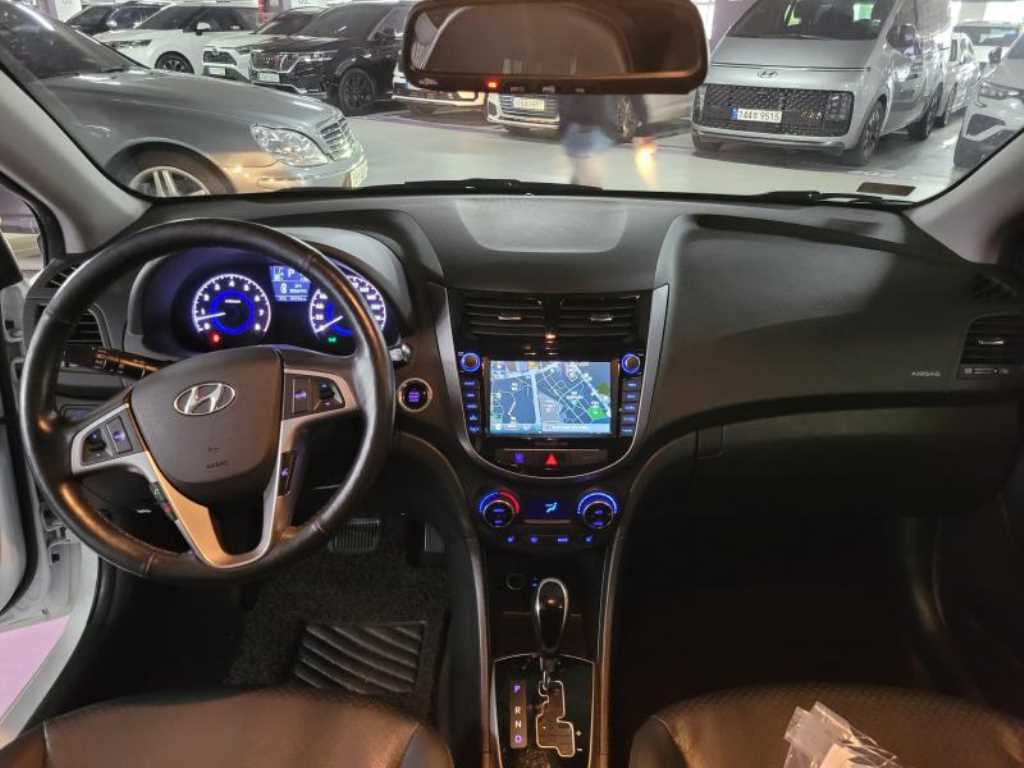 HYUNDAI Accent - Vista 4