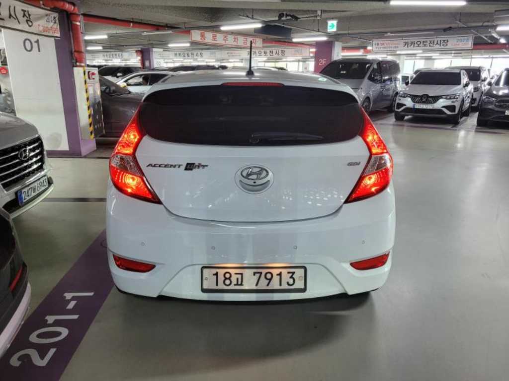 HYUNDAI Accent - Vista 3