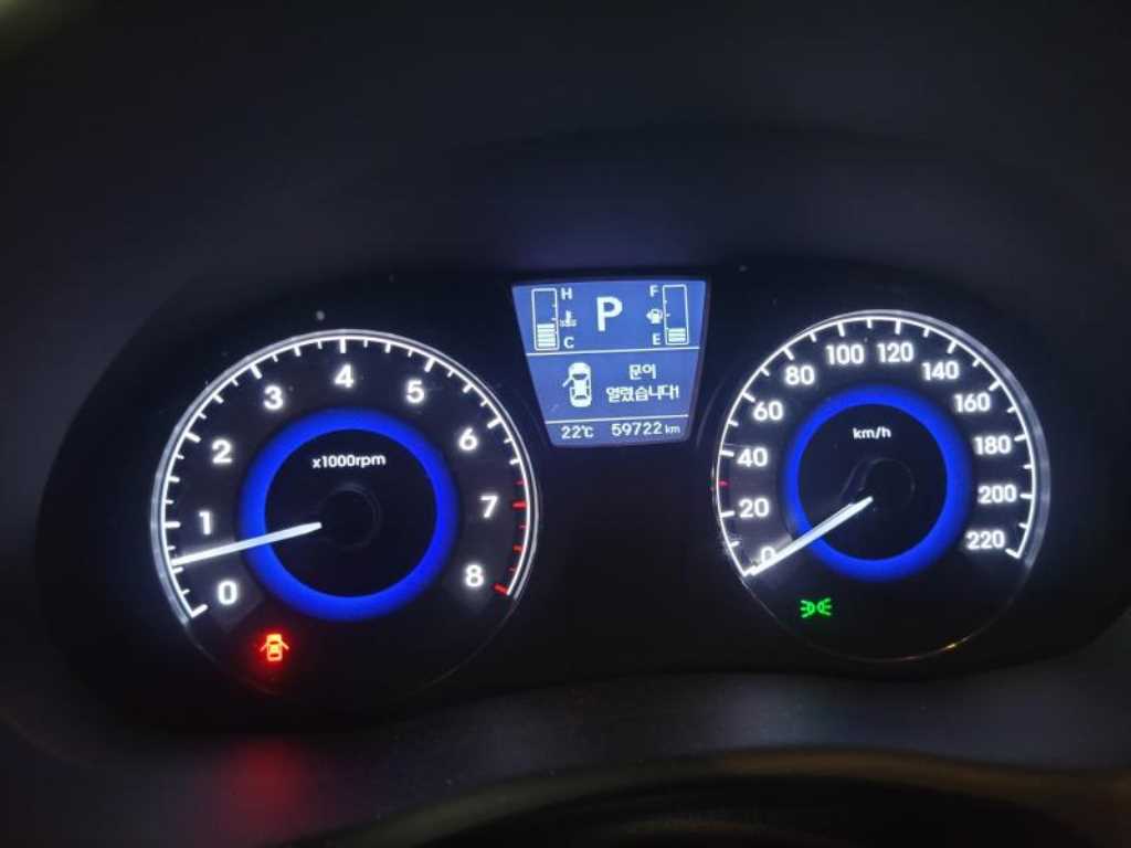 HYUNDAI Accent - Vista 5