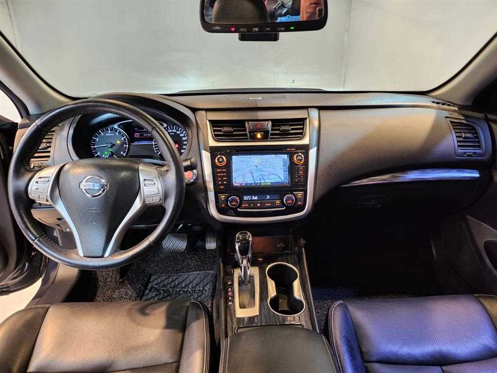 Nissan Altima - Vista 8