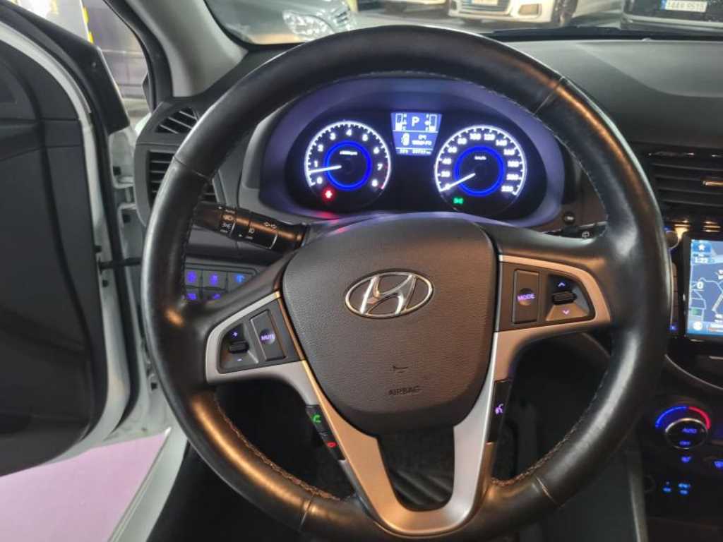 HYUNDAI Accent - Vista 6