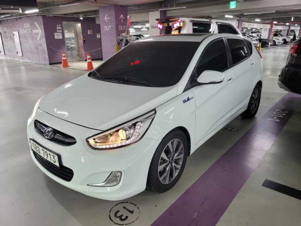 HYUNDAI Accent - Vista 2