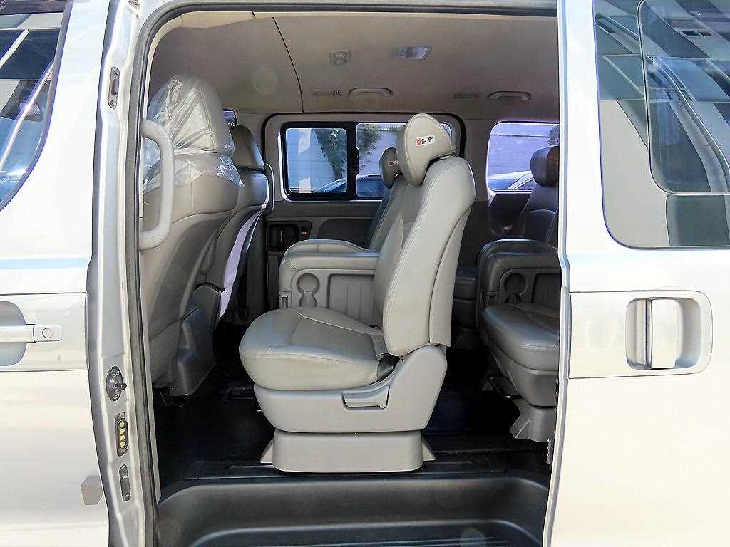 HYUNDAI Starex - Vista 6