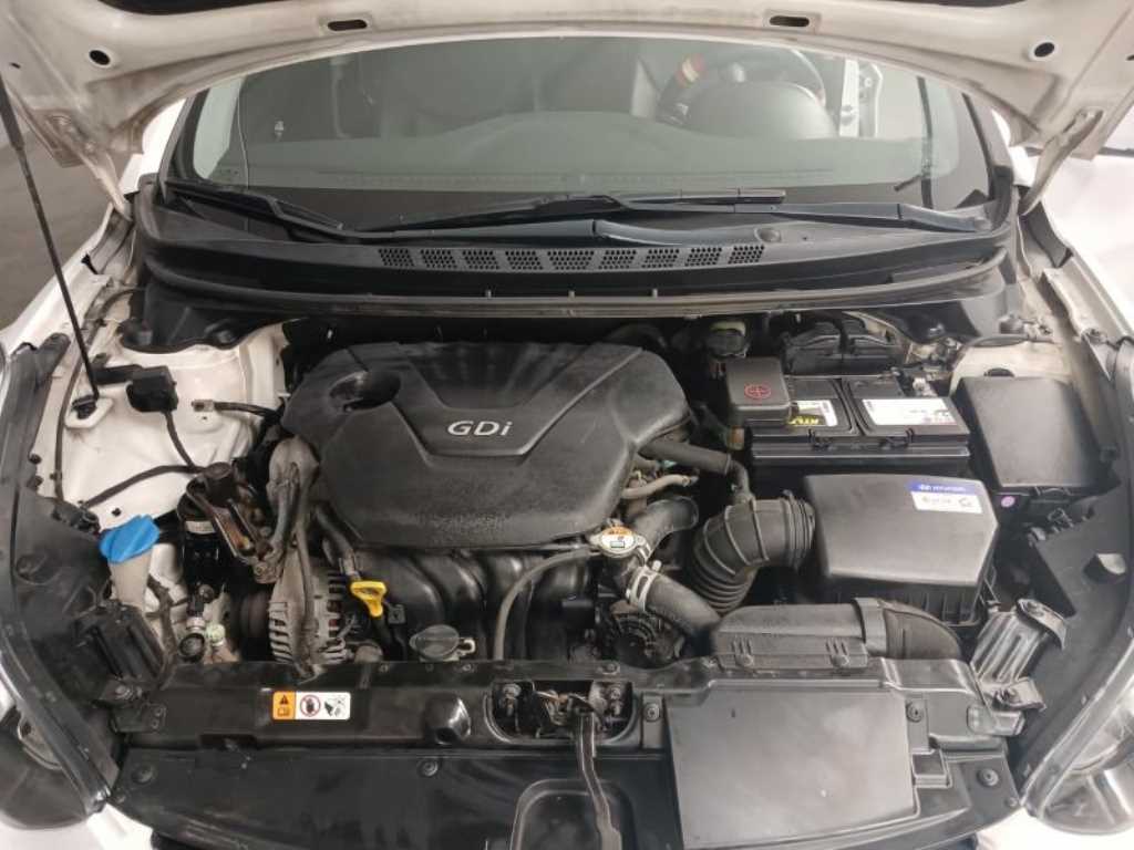 HYUNDAI Avante - Vista 3