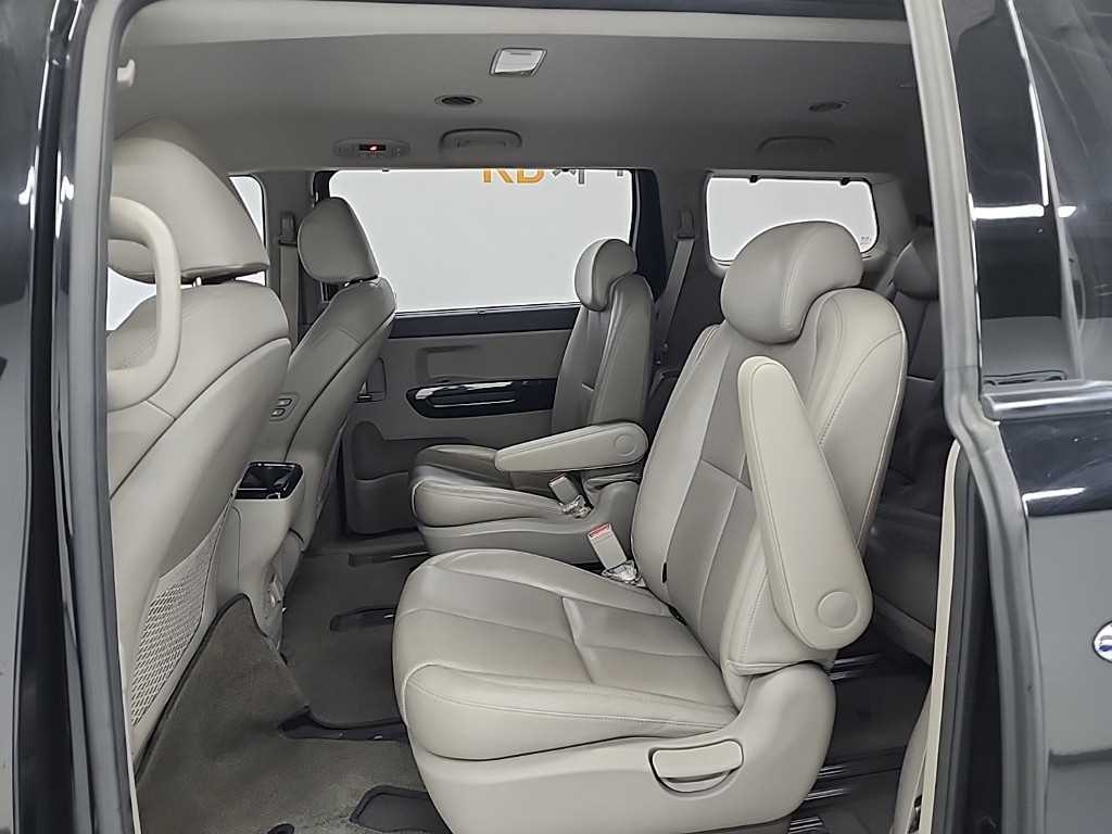 KIA Carnival - Vista 12