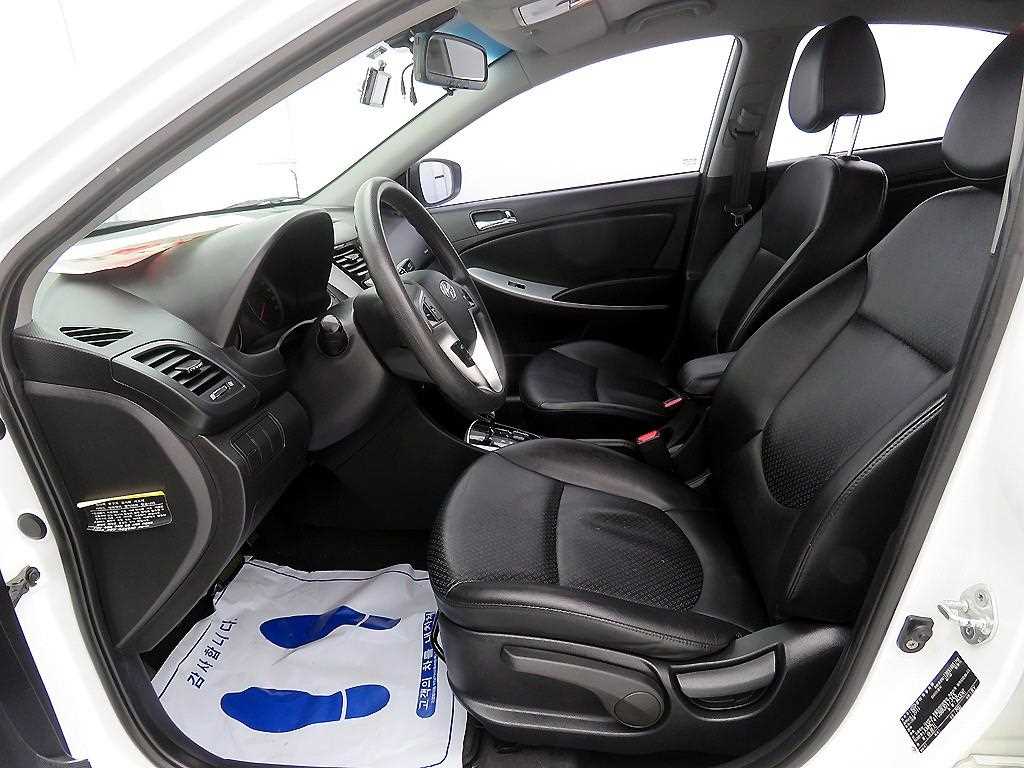 HYUNDAI Accent - Vista 5