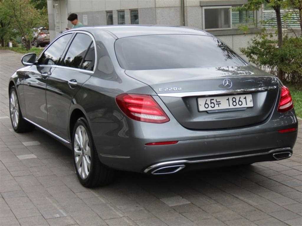 Mercedes Benz E class - Vista 4