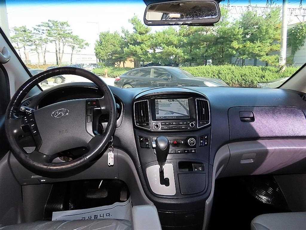 HYUNDAI Starex - Vista 8