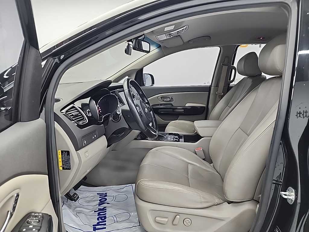 KIA Carnival - Vista 11