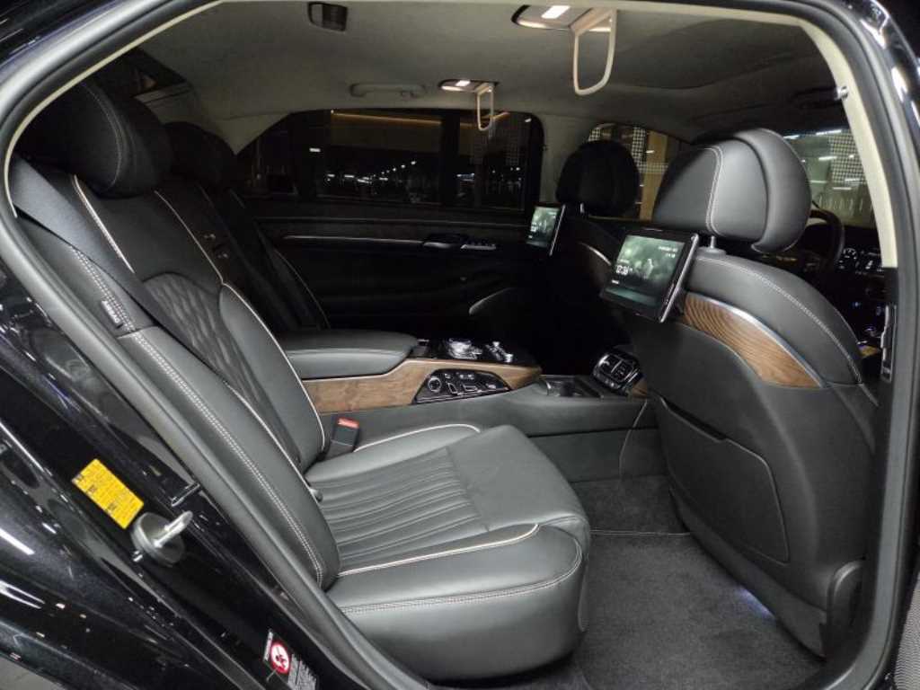 Genesis G90 - Vista 9