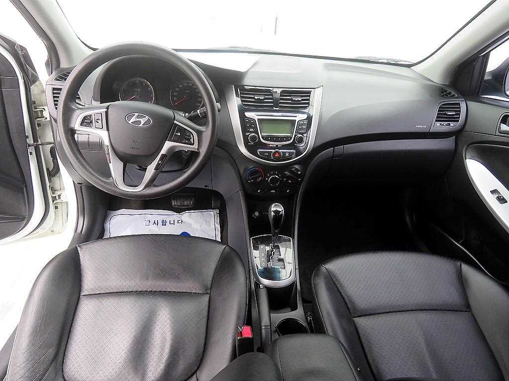 HYUNDAI Accent - Vista 7