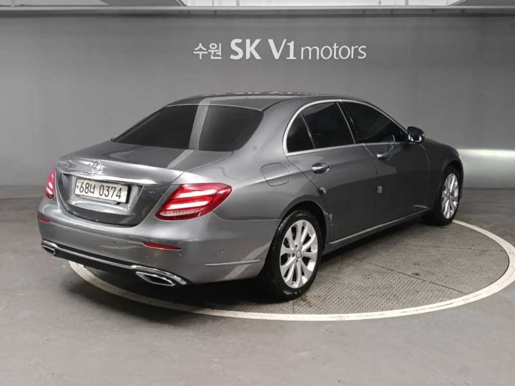 Mercedes Benz E class - Vista 4