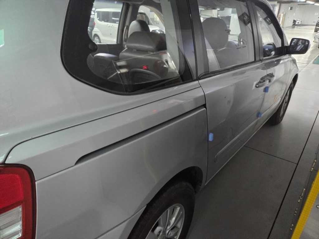 KIA Carnival - Vista 4