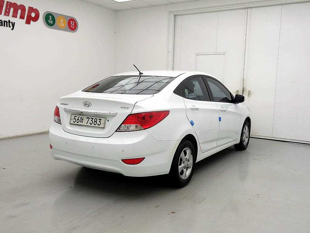 HYUNDAI Accent - Vista 4