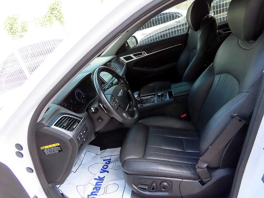 HYUNDAI Genesis - Vista 5