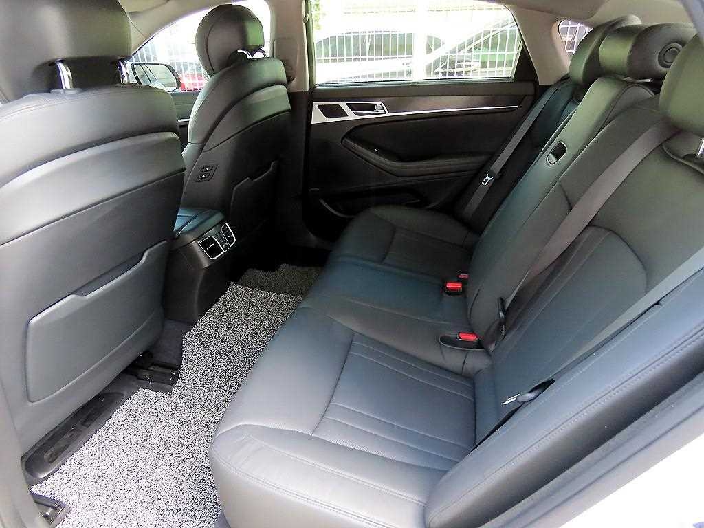 HYUNDAI Genesis - Vista 6