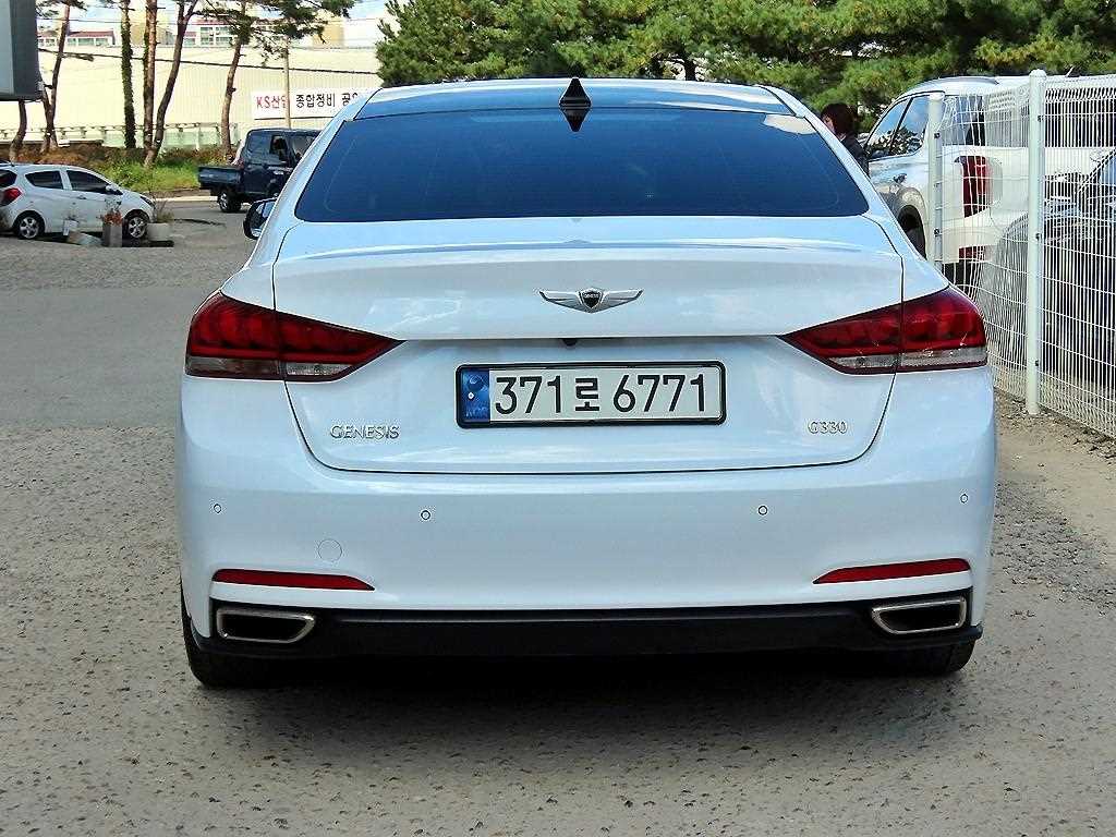 HYUNDAI Genesis - Vista 4