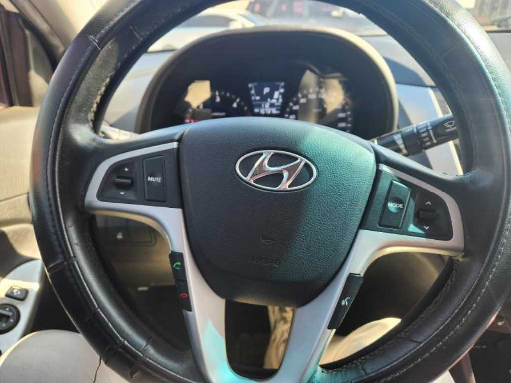 HYUNDAI Accent - Vista 6