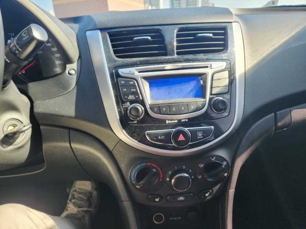 HYUNDAI Accent - Vista 7