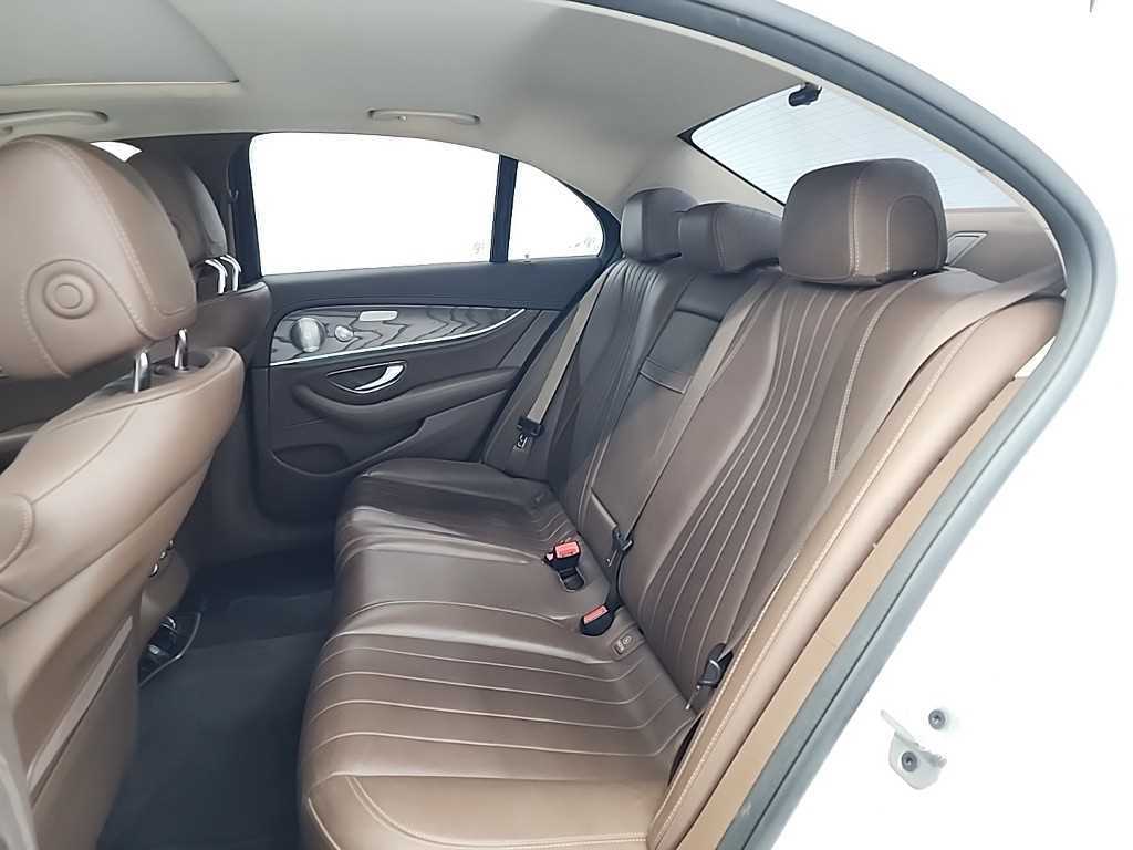 Mercedes Benz E class - Vista 12