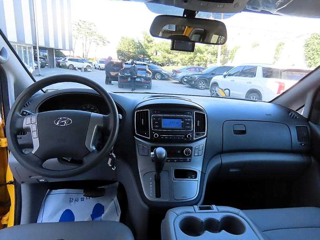 HYUNDAI Starex - Vista 8