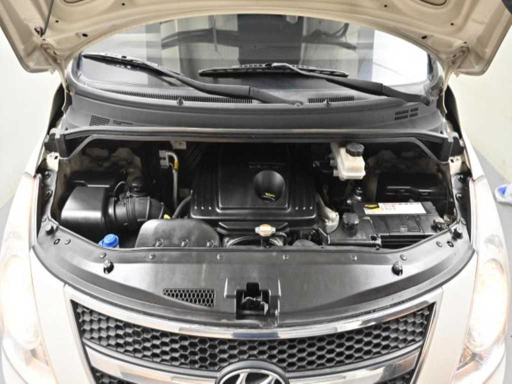 HYUNDAI Starex - Vista 6