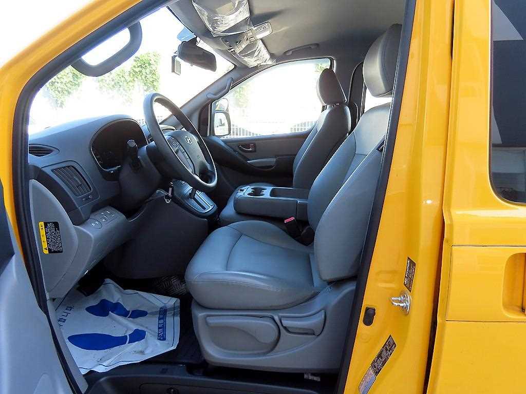 HYUNDAI Starex - Vista 5