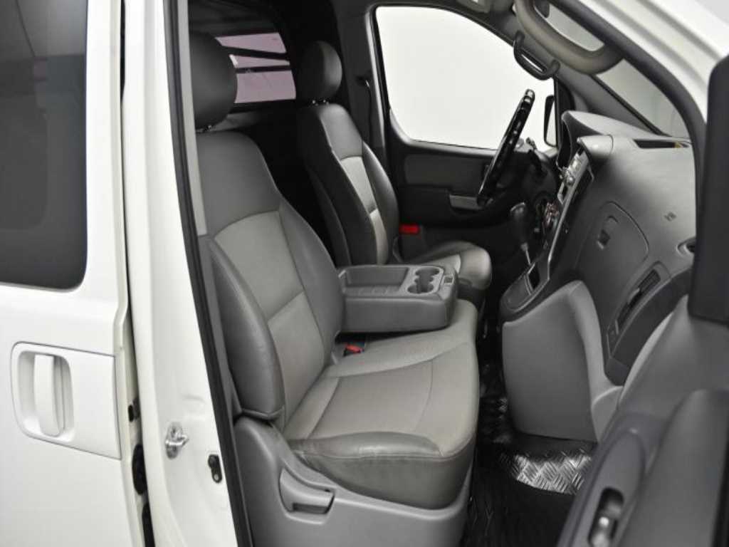 HYUNDAI Starex - Vista 10